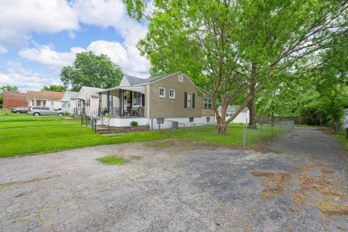 Lovely Dogtown Home ABODEbucks - image 3