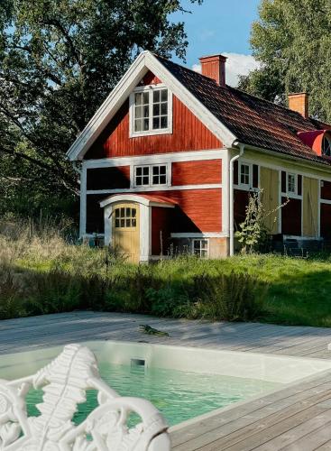 Exterior view, Converted School In Ostergotland Oak Landscape in Tjallmo