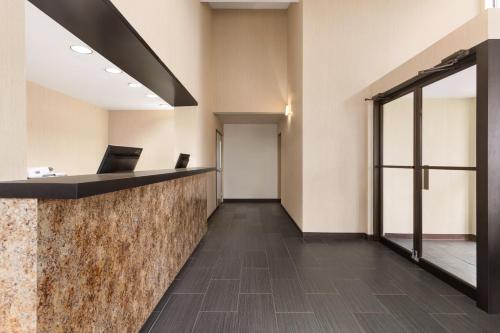 ล็อบบี้, เดย์ อินน์ บาย วินด์แฮม ฟอลล์วิว (Days Inn by Wyndham Fallsview) in ไนแอการา ฟอลล์ (ON)