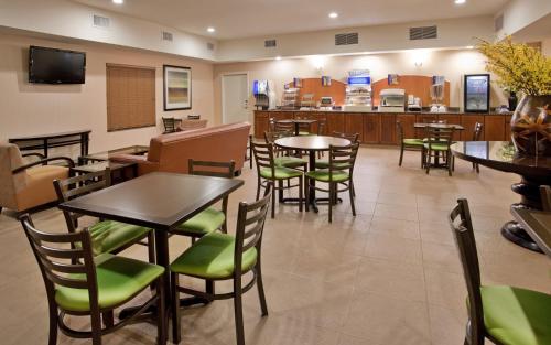 อาหารและเครื่องดื่ม, Holiday Inn Express & Suites Topeka North by IHG in โทเพกา (KS)