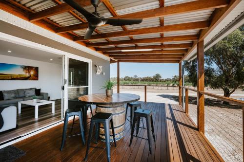 Удобства, Silver Oak - Quiet Countryside Cottage by the Vines in Budgee Budgee