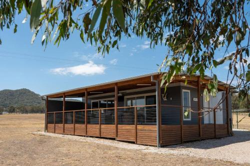 Фасада на хотела, Silver Oak - Quiet Countryside Cottage by the Vines in Budgee Budgee