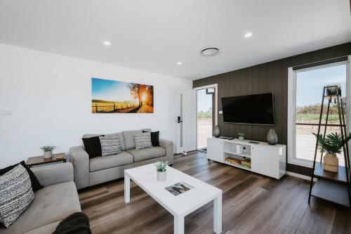 Удобства, Silver Oak - Quiet Countryside Cottage by the Vines in Budgee Budgee