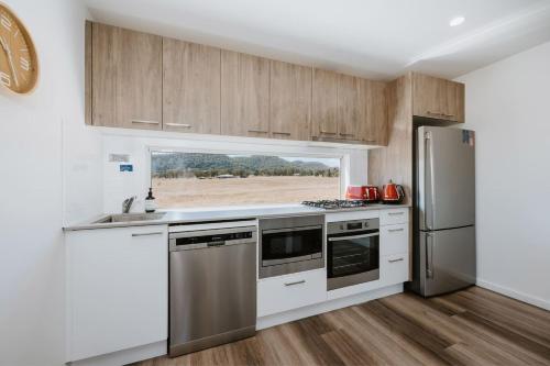 кухня, Silver Oak - Quiet Countryside Cottage by the Vines in Budgee Budgee