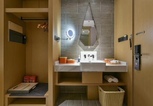 room detail thumbnail 2