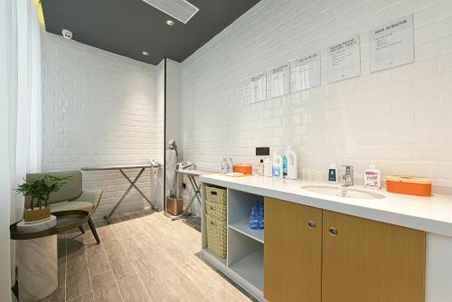 โรงแรมเอทัวร์ ตงกวน หนานเฉิง อินเตอร์เนชั่นแนล เทรด (Atour Hotel Dongguan Nancheng International Trade) in ตงกวน