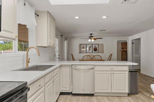 . Luxe 4BR 2BTH l Pool & Grill l Central Location l Mountain View l Family Vacation l RV Site