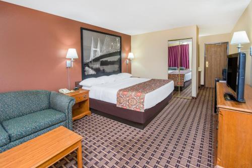 Super 8 by Wyndham Charleston MO - image 8