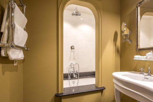 82108736 Luxury Boutique Hotel De Castillion