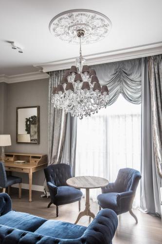 82108915 Luxury Boutique Hotel De Castillion