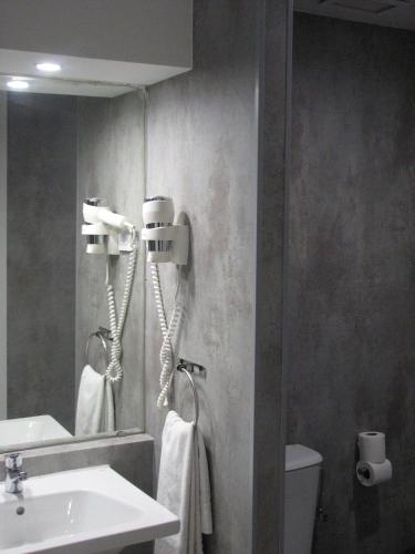 Double or Twin Room image 3
