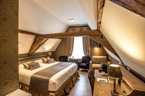1 queen bed, 1 sofa bed