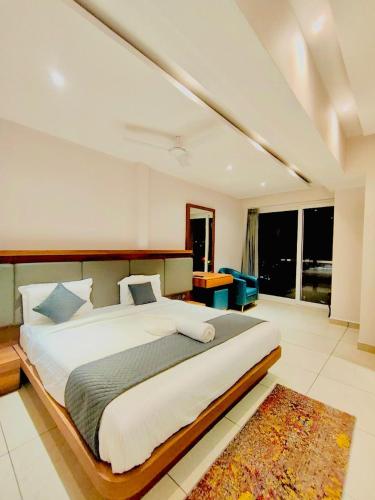 HOTEL EMORA KEYS ,500 Mtrs From Madikeri Fort in Coorg