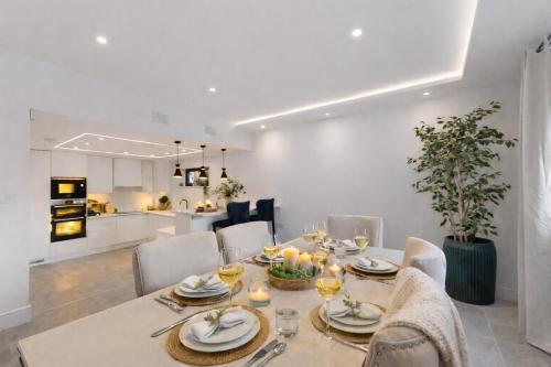 Luxury 4br Smart Home With Smart Features, Garden, Skystream & Free Parking - Sleeps Up To 8 In Gerr - Berkshire