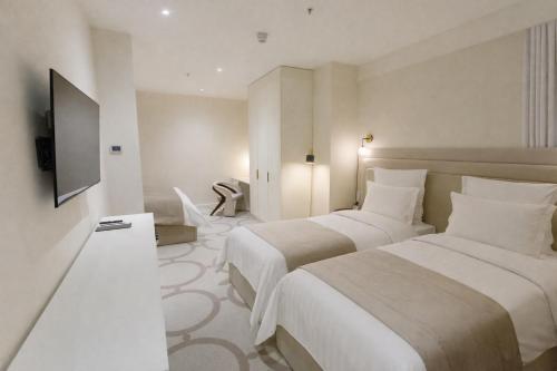 Hotel Ambassadori ,Near Meidan Bazaar Room Type - Economy Quadruple Room