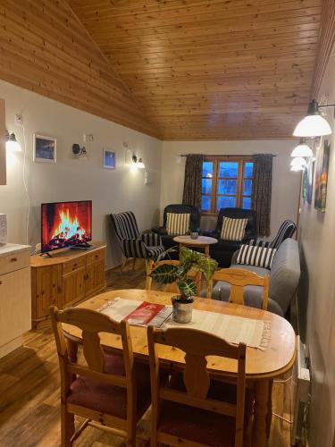 2 bedrooms, 6 beds
