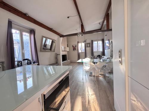 Sublime appartement refait à neuf en dernier étage baigné de lumière avec une très belle hauteur sous plafond 2 chambres en plein centre de Paris