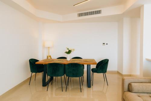 New Luxury 2BR Seaview Apt, Sun City, Pool and Beach – khách sạn tại Makronissos
