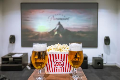 Hollywood 9 People - KHbnb center