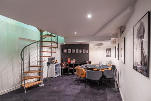 Hollywood 9 People - KHbnb center, Strasbourg (photo 8)