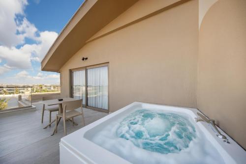 جاكوزي, Prive Suite Side & Spa - Adults Only in مانافجات