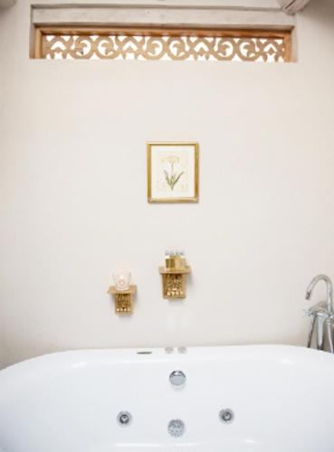 King Room with Spa Bath image 4