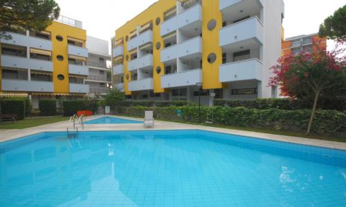 Flat with balcony and shared pool