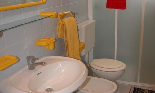 Flat with balcony and shared pool - image 2