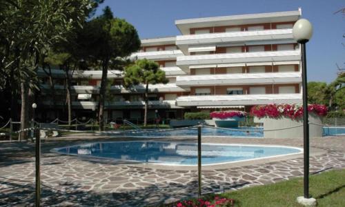 Poolside flat 50mt from the sea