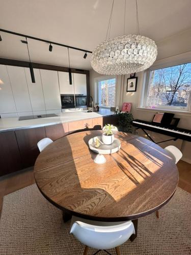 Elegant Apartment with Balcony & Sea View in one of Oslos Most Exclusive Areas in Ullern