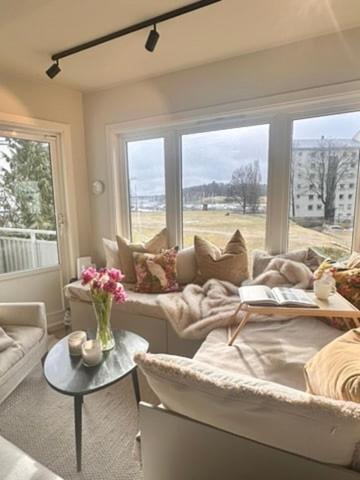 Elegant Apartment with Balcony & Sea View in one of Oslos Most Exclusive Areas in Ullern