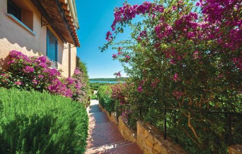 Apartment 5 beds with fenced garden in Marinella just 300 mt from the sea