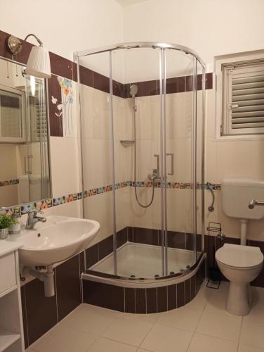 2 bedrooms, 3 beds