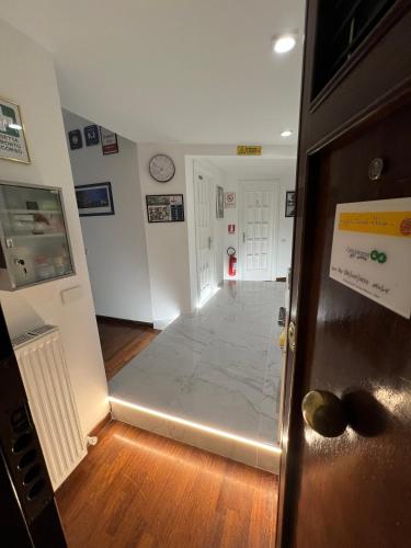 EMI's Guest House, Roma