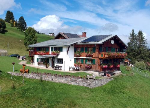 A szálláshely kívülről, Bi-dr-Gondamaika in Hirschegg (Vorarlberg)