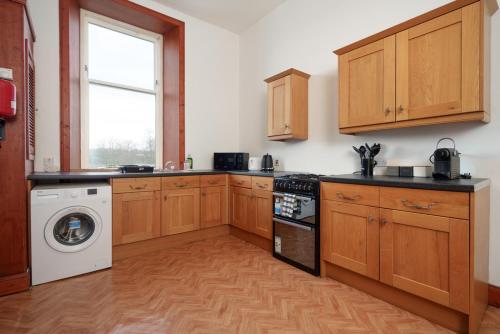 Family and Group Stay 2BR by Park Sleeps 7, Glasgow (Foto 4)