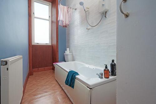 Family and Group Stay 2BR by Park Sleeps 7, Glasgow (Foto 3)