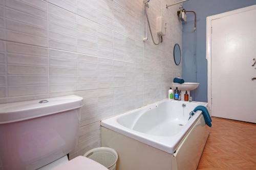 Family and Group Stay 2BR by Park Sleeps 7, Glasgow (Foto 7)