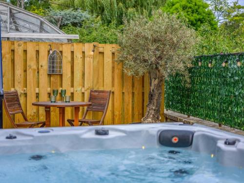 2 Bed in Fordingbridge oc-96127 gîte à louer Godshill Castle Hill