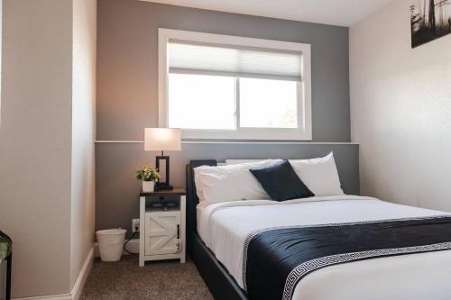 . Queen Bed With a Hot-tub And Pool Table