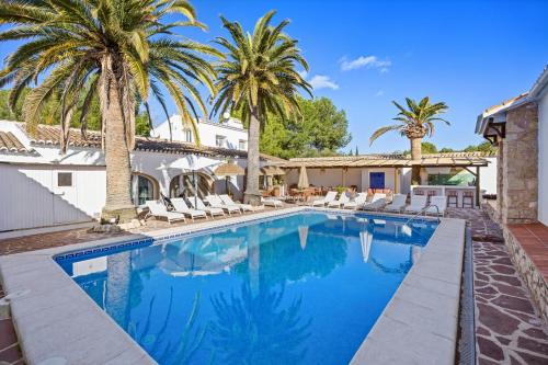 House - Sleeps 10 to 34 - Heated Pool - Parking