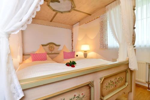 1 queen bed, 1 sofa bed