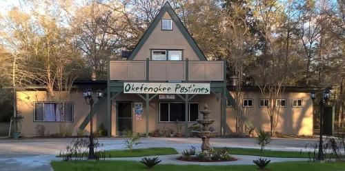 Restorāns, Okefenokee Pastimes Cabins and Campground in Folkstona (GA)