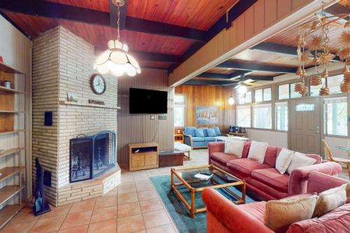 Funshine | Riverfront house in Mc Queeney with guest house, river views, grill in McQueeney