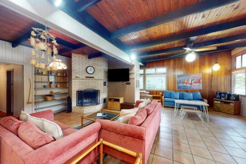 Funshine | Riverfront house in Mc Queeney with guest house, river views, grill in McQueeney