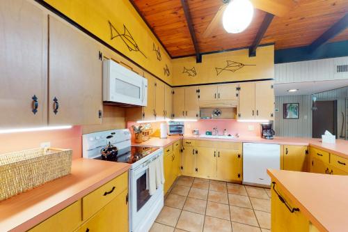 Funshine | Riverfront house in Mc Queeney with guest house, river views, grill in McQueeney