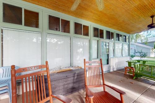 Funshine | Riverfront house in Mc Queeney with guest house, river views, grill in McQueeney