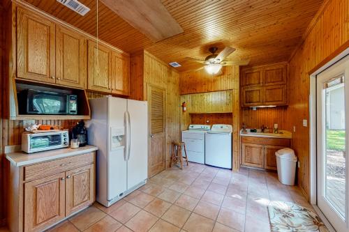 Funshine | Riverfront house in Mc Queeney with guest house, river views, grill in McQueeney