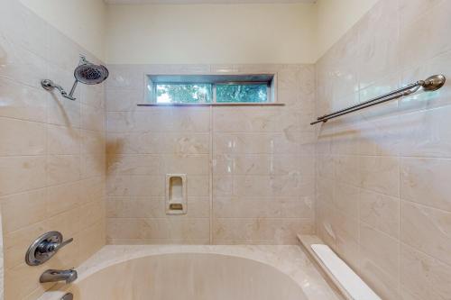 Funshine | Riverfront house in Mc Queeney with guest house, river views, grill in McQueeney