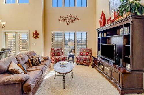 Golf-course getaway with fairway views, pool, WiFi, & central AC in McQueeney (TX)